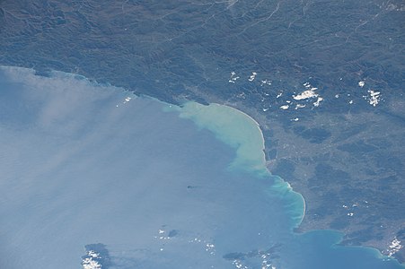 Northern part with Elba, coast of Pisa and Livorno, view to Golfo dei Poeti, Palmaria and more West to Cinque Terre coast (Liguria and Ligurian Sea), → a view from ISS with annotations.