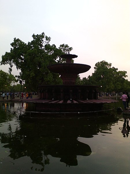 File:India Gate campus in the evening 04.jpg
