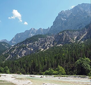 jüngere Erosion im Gestein unterhalb der Gleirsch-Halltal-Kette, linke Talseite