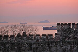 Istanbul - Castell de Yedikule i mar de Màrmara.JPG