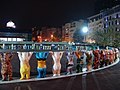 La exposición unificadora Osos amigos unidos se mostró en la plaza Tepebaşı Pera en Beyoğlu, Estambul en 2004/The unifying exhibition United Buddy Bears was shown at Tepebaşı Pera Square in Beyoğlu, Istanbul in 2004/Il-wirja li tgħaqqad United Buddy Bears intweriet fi Pjazza Tepebaşı Pera f'Beyoğlu, Istanbul fl-2004