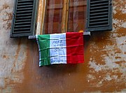 علم إيطالي مكتوب عليه: كل شيء سيكون بخير