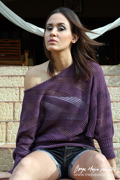 File:Iva Grijalva Pashova in purple 02.jpg