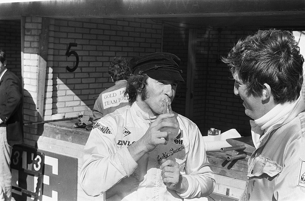 Jackie Stewart drinkt een flesje limonade, Bestanddeelnr 922-5447