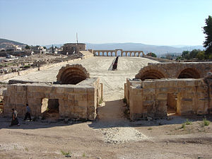 L'hippodrome, vu du nord : piste et substructions des gradins. Arc d'Hadrien en reconstruction.