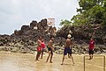 Jovens jogando altinha na praia