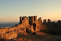 Το Κοκκινόκαστρο, πάνω από την Κάρυστο