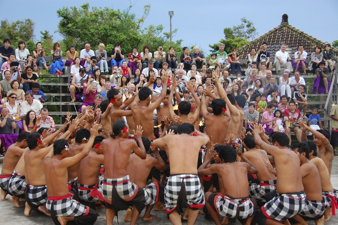 File:Kecak dancers cliffside Uluwatu.jpg