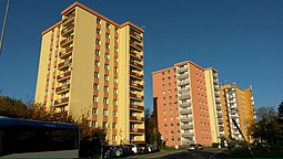 Pohled na severní stranu ulice Klánovická – domy čp. 604, 591 a 596, v popředí vlevo je autobus na zastávce Hloubětínská