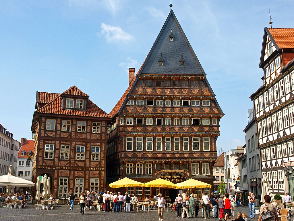 Blick westwärts auf Knochenhaueramtshaus (rechts) und Bäckeramtshaus (links) am Markt in Hildesheim