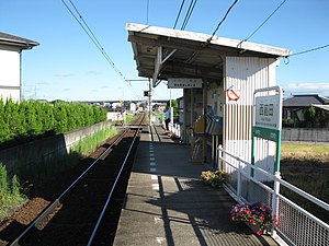西前田車站候車室與月台（2010年8月）