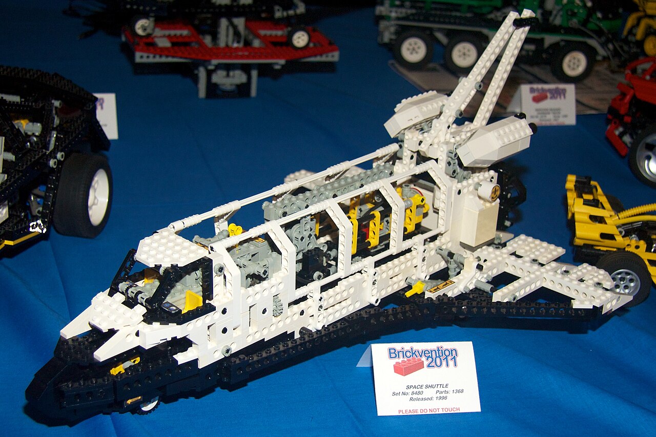 File:LEGO Technic Space Shuttle (5359916984).jpg - Wikimedia