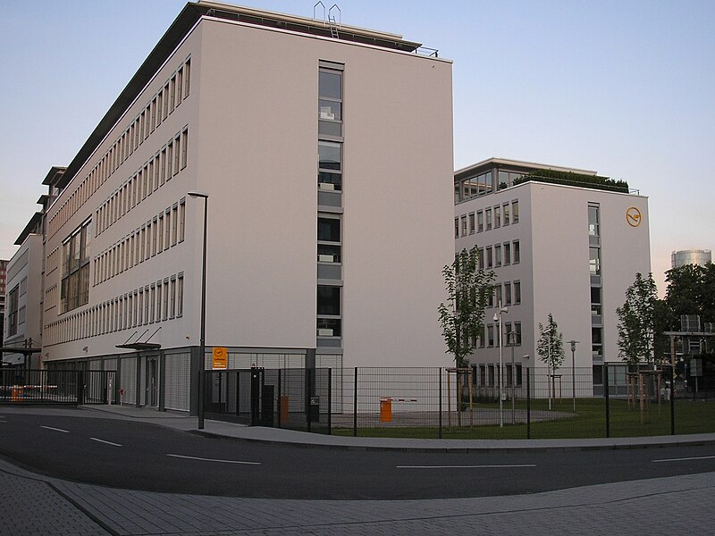 File:LH-Zentrale Seitenansicht.jpg