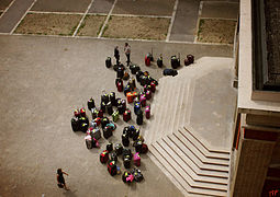 Les bagages dans le cours de la Maison des provinces de France. maybeimaybeu