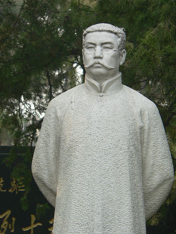 Statue of Li Dazhao at his tomb