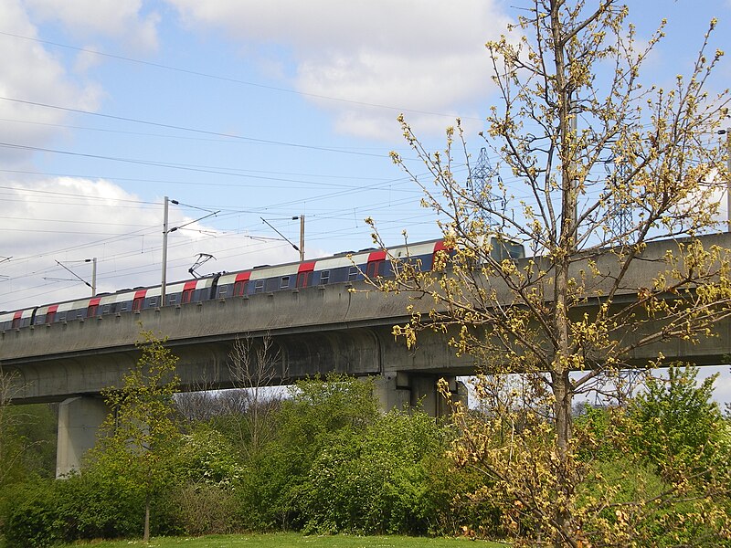 File:Ligne de Nanterre a Sartrouville - Viaduc de Nantere - MI84 - Avril 2012.jpg