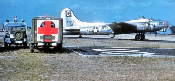 Group B-17F with crash crew