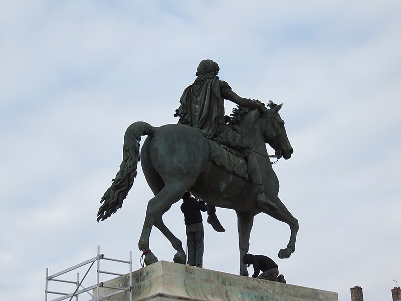 File:Lyon 2e - Statue Louis XIV place Bellecour en révision 2 (janv 2019).jpg