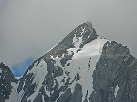 Machoi Peak, bulutli kunda ko'rinib turganidek, 2013 yil iyul oyida .jpg