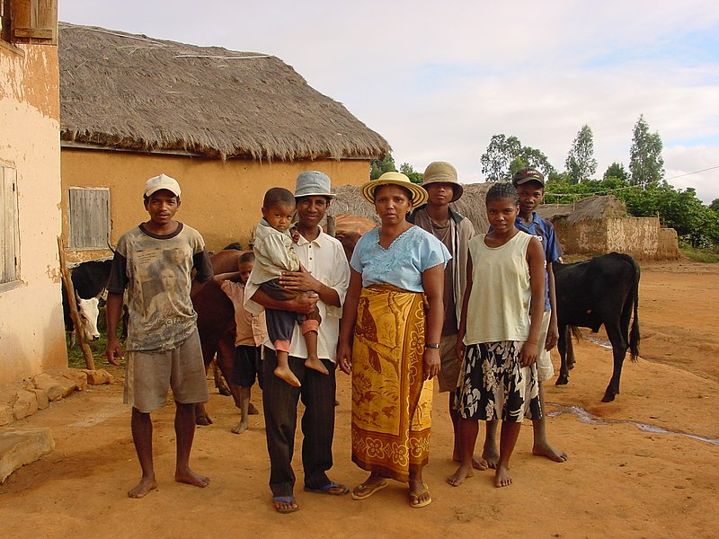 File:Madagascar families by region DSC09871.jpg