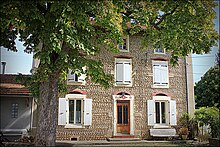 Fichier:Maison_typique_à_parements_de_galets_sur_la_commune_de_Saint-Sorlin-en-Valloire.jpg