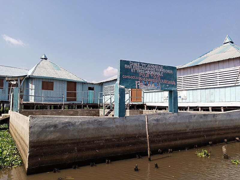 File:Maisons sur pilotis sur le fleuve Ganvié au Bénin 59.jpg