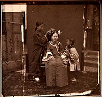 Manchu lady having her hair styled. John Thomson. Čína, 1869. The Wellcome Collection, Londýn