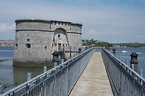 Martello Tower, Pembroke Dock - geograph.org.uk - 13996.jpg