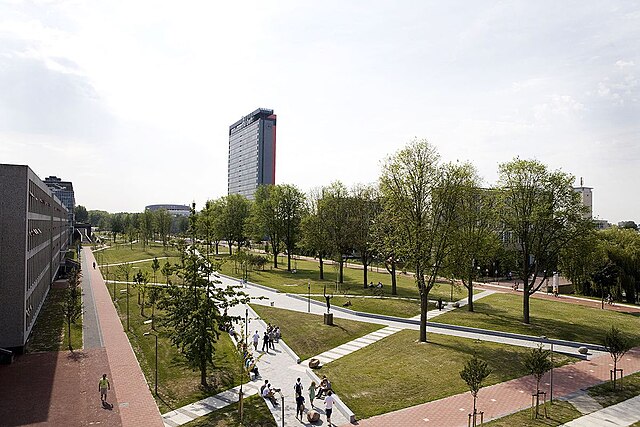 640px-Mekel_Park_-_Campus_Delft_University_of_Technology_01.jpg (640×427)