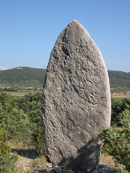 File:Menhir du Ginestous Moules et Baucels 1.jpg
