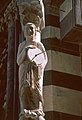 Statua con meridiana senza quadrante all'angolo della basilica di san Lorenzo a Genova.