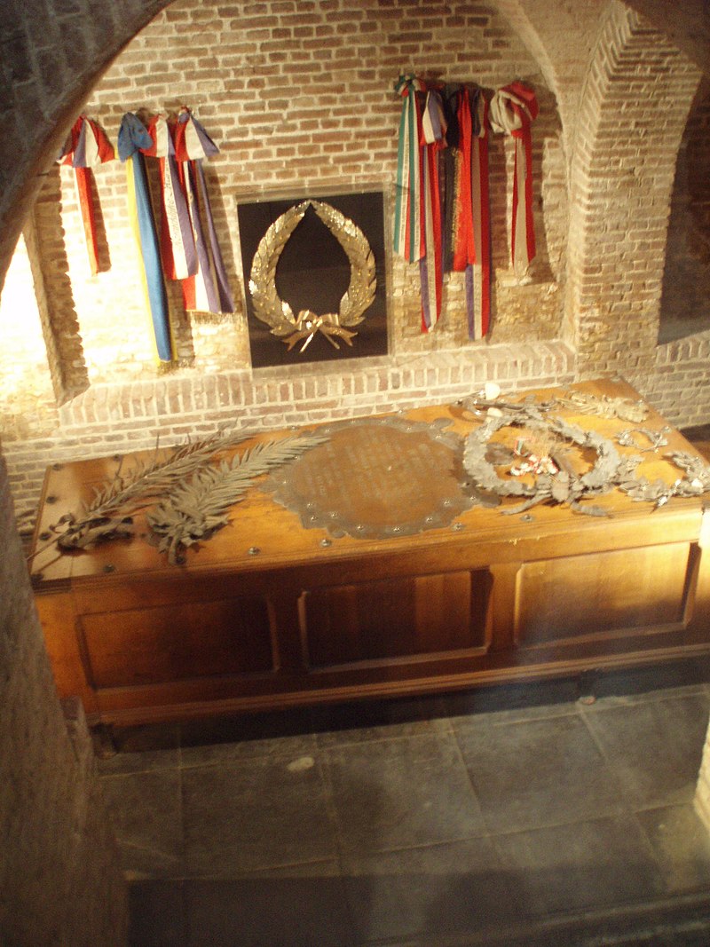 800px-Michielderuytercoffin.jpg