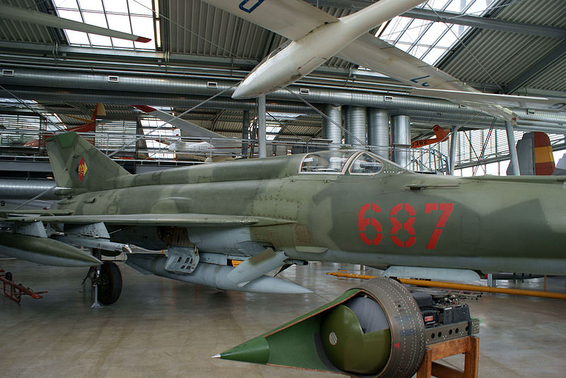 File:Mikoyan Gurevich MiG-21MF Fishbed-J Red 687 Luftstreitkräfte der NVA RSideFront DMFO 10June2013 (14606948043).jpg