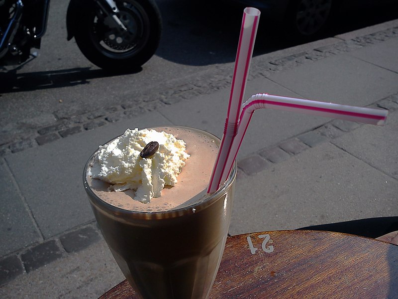 File:Milkshake med banan, kaffe og chokolade.jpg