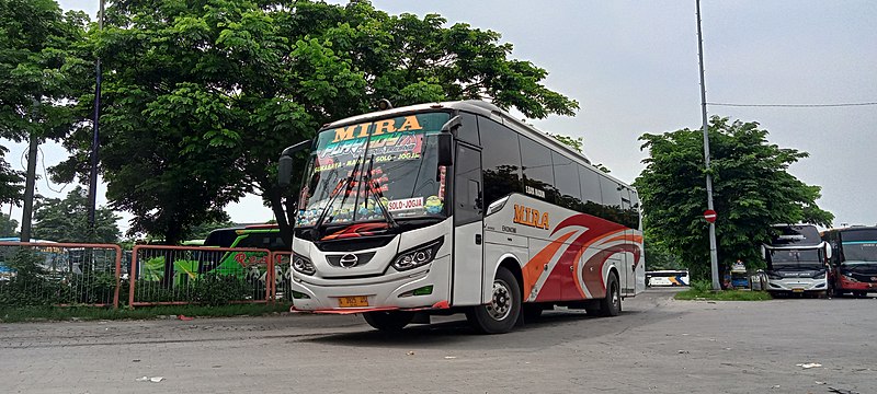 File:Mira AKAP ekonomi Surabaya–Yogyakarta (Oktober 2022).jpg