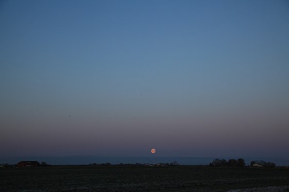 Monduntergang über der Elbe