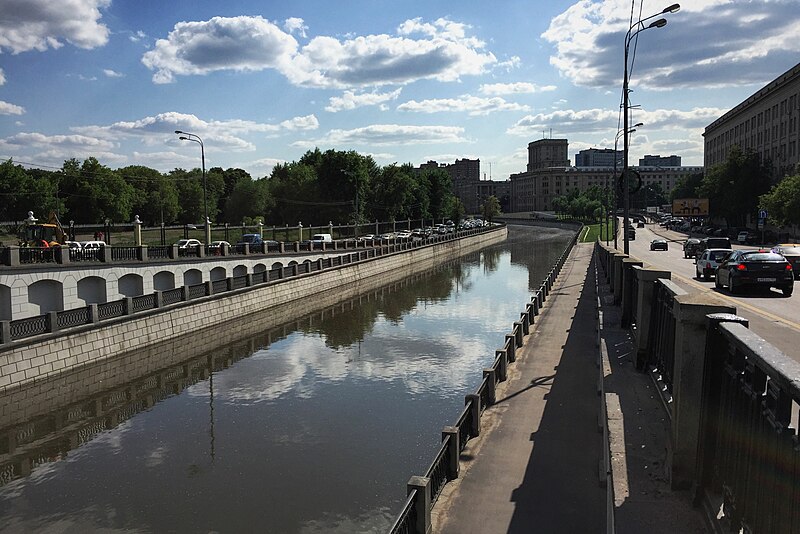 File:Moscow, Golovinskaya and Lefortovskaya embankments of the Yauza (31249736132).jpg