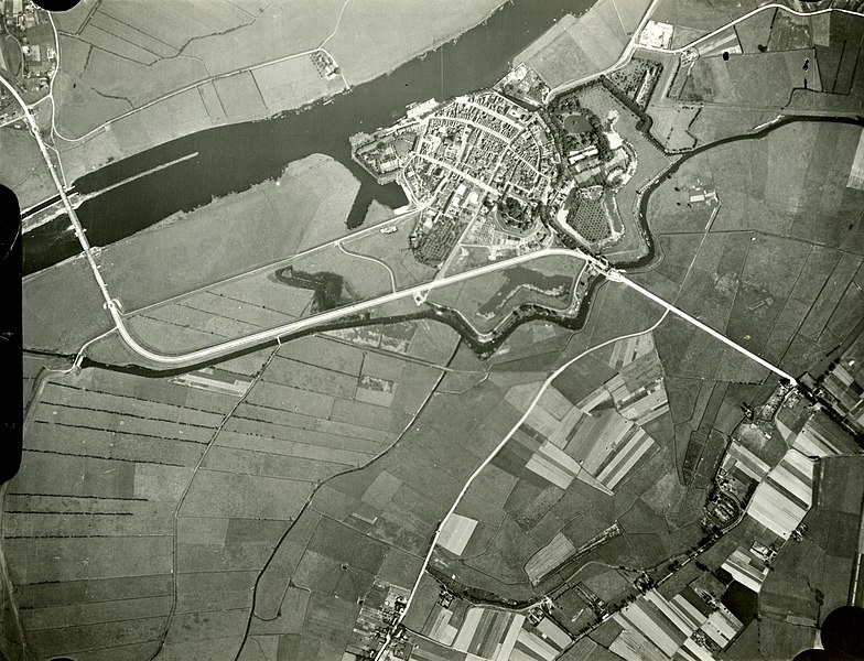 File:NIMH - 2155 073095 - Aerial photograph of Grave, The Netherlands.jpg