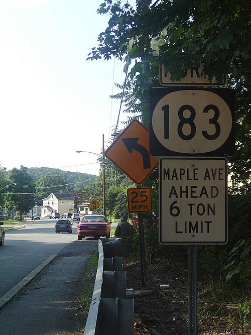 Route 183 heading northbound into downtown Netcong in June 2009, pre-elimination of the Netcong Circle.