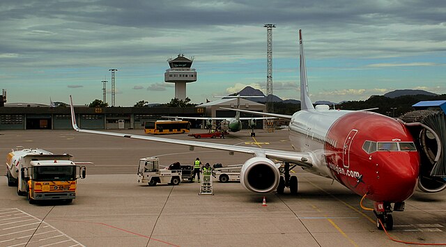 Boeing 737-800 at a gate in Bergen flesland