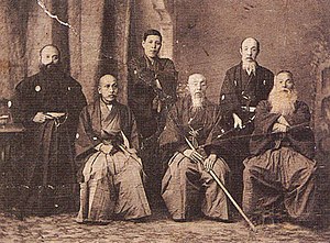 사망 2년 전인 1913년(다이쇼 2년)에 삿포로(札幌)에서 촬영한 사진(앞줄 가운데 지팡이를 들고 있는 인물). 홋카이도개척기념관 소장.
