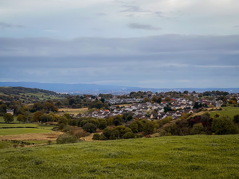 File:Neilston.jpg