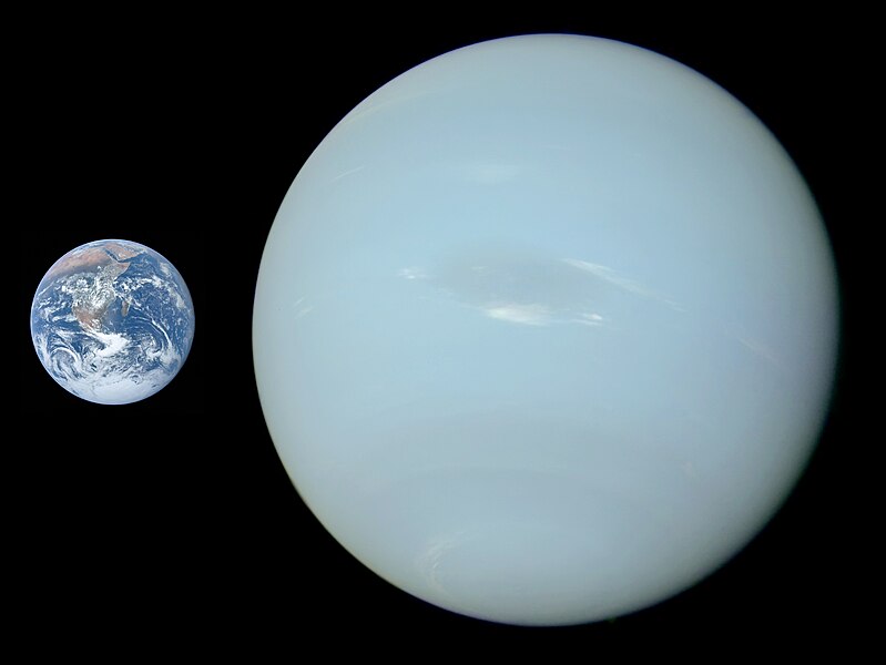 Mynd:Neptune, Earth size comparison true color.jpg