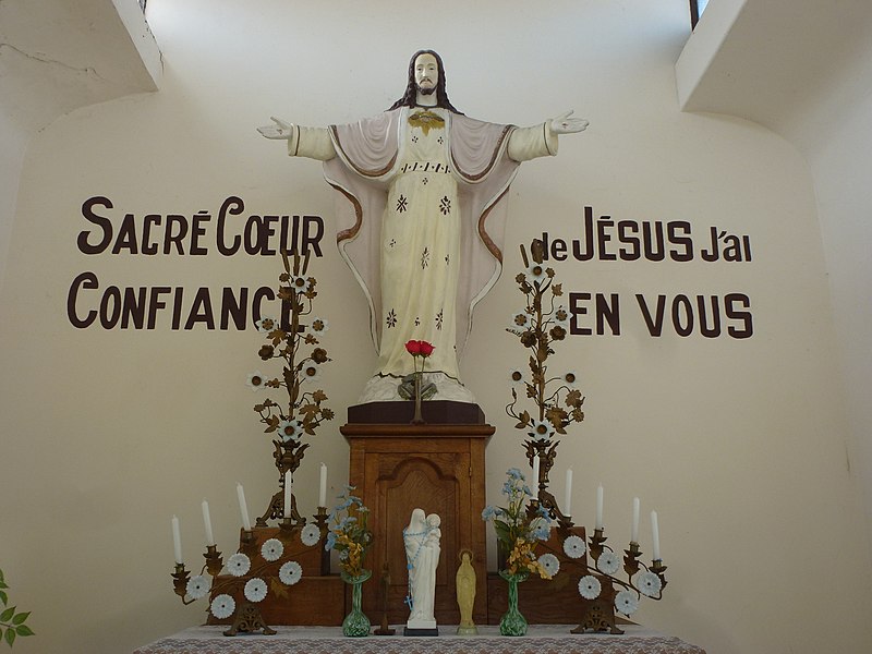 File:Nortkerque (Pas-de-Calais) oratoire Sacré-Coeur intérieur.JPG