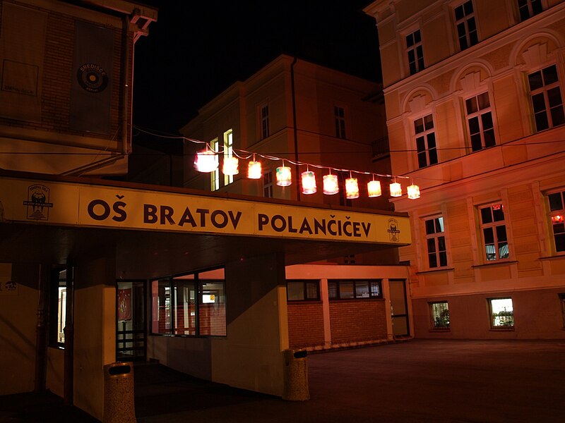 File:Novi vhod v OŠ bratov Polančičev.jpg