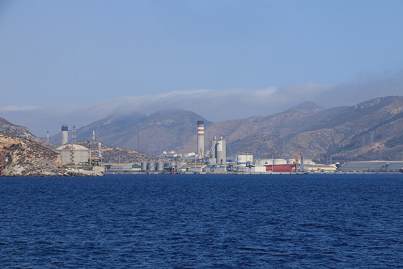 File:Oil storage by Cartagena.jpg