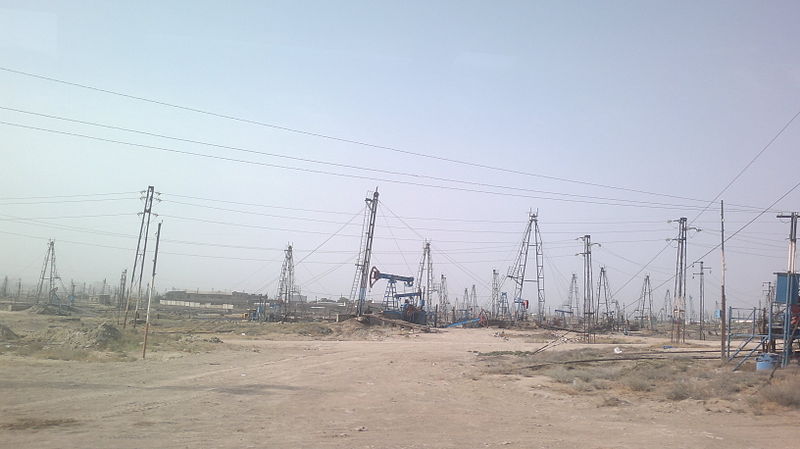 File:Oil wells in Balakhani 4.jpg