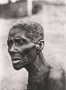 Elderly female slave, c. 1911/15, owned by Njapundunke, mother of the Bamum king Ibrahim Njoya Old slave, in Cameroon (IMP-DEFAP CMCFGB-CP010 2).jpg