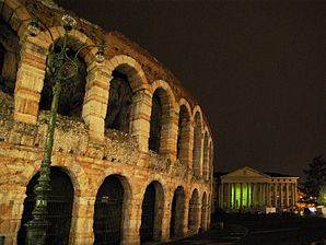 Earth Hour 2013 di amfiteater Verona Arena, Piazza Bra, Verona, Itali sebelum (kanan) dan sementara lampu jalanan dipadam.