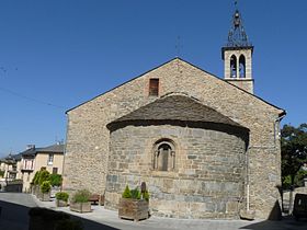 La chiesa e il suo capezzale romanico.